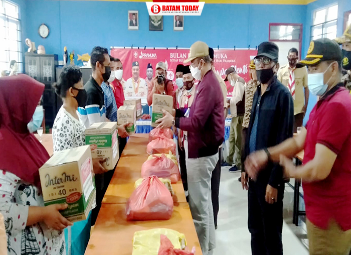 Pembagian paket sembako kepada warga masyarakat di Kecamatan Buru